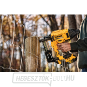 Akkumulátoros kerítés tűzőgép 18V 2x5,0Ah DeWALT DCFS950P2 Előnézet 