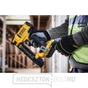 Akkumulátoros elektromos tűzőgép 18V 2x2,0Ah DeWALT DCN701D2 náhled