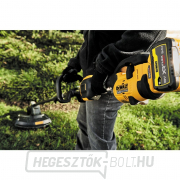 Motoros bozótvágó Dewalt DCMAS5713N 54V XR Flexvolt (akkumulátor és töltő nélkül) Előnézet 