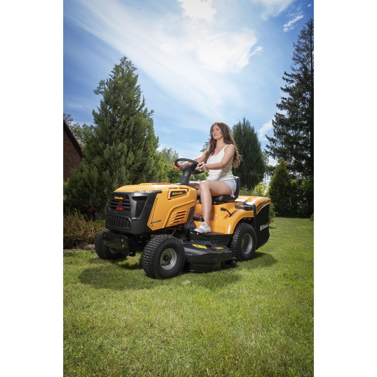 Riwall PRO RLT 92 HRD fűnyíró traktor 92 cm hátsó nyomóerővel és hidrosztatikus sebességváltóval Előnézet 