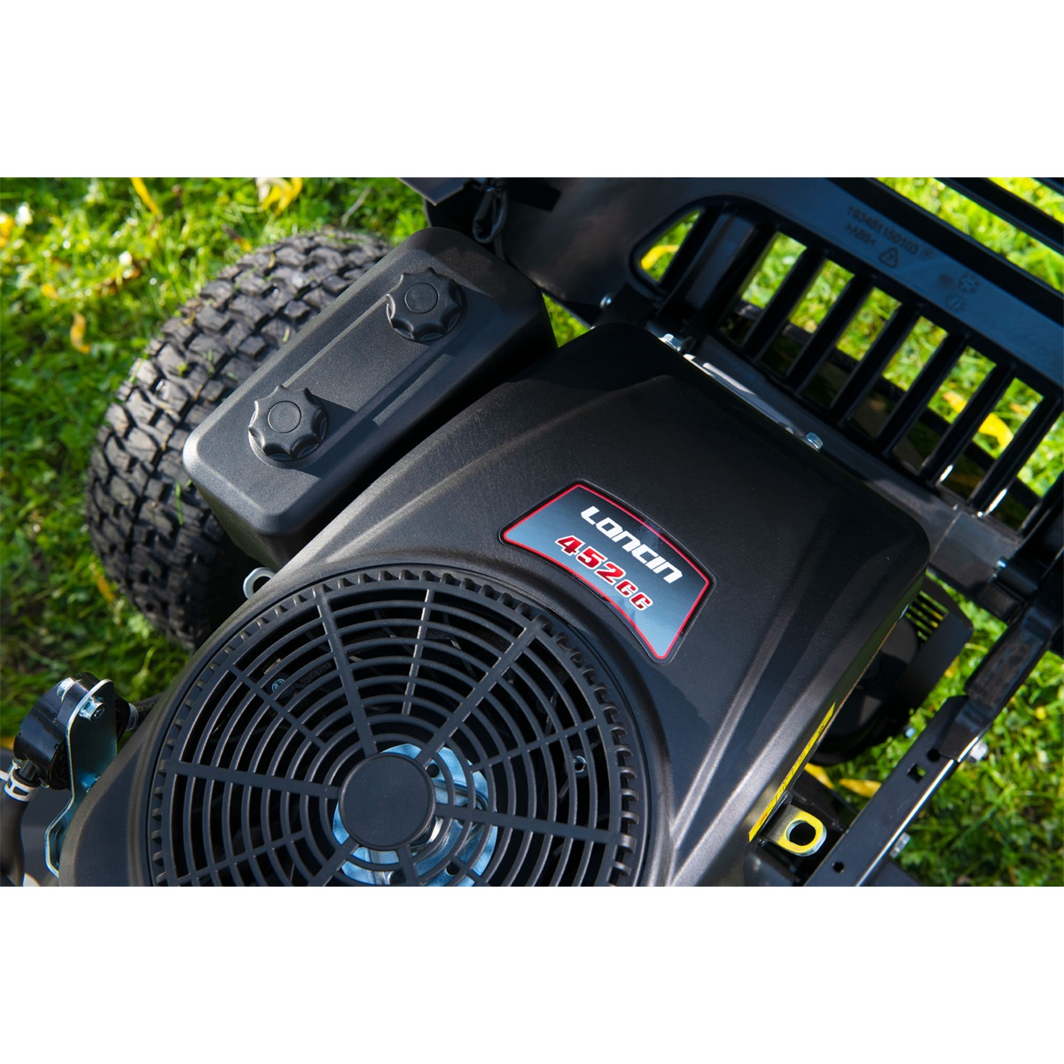 Riwall PRO RLT 92 HRD fűnyíró traktor 92 cm hátsó nyomóerővel és hidrosztatikus sebességváltóval Előnézet 