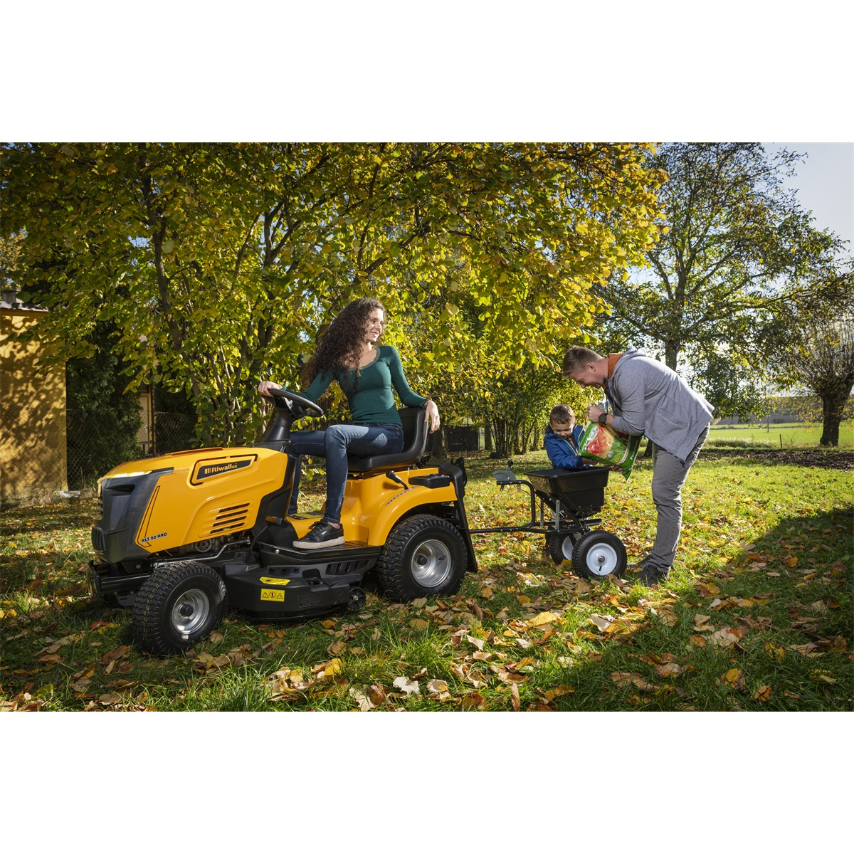 Riwall PRO RLT 92 HRD fűnyíró traktor 92 cm hátsó nyomóerővel és hidrosztatikus sebességváltóval Előnézet 