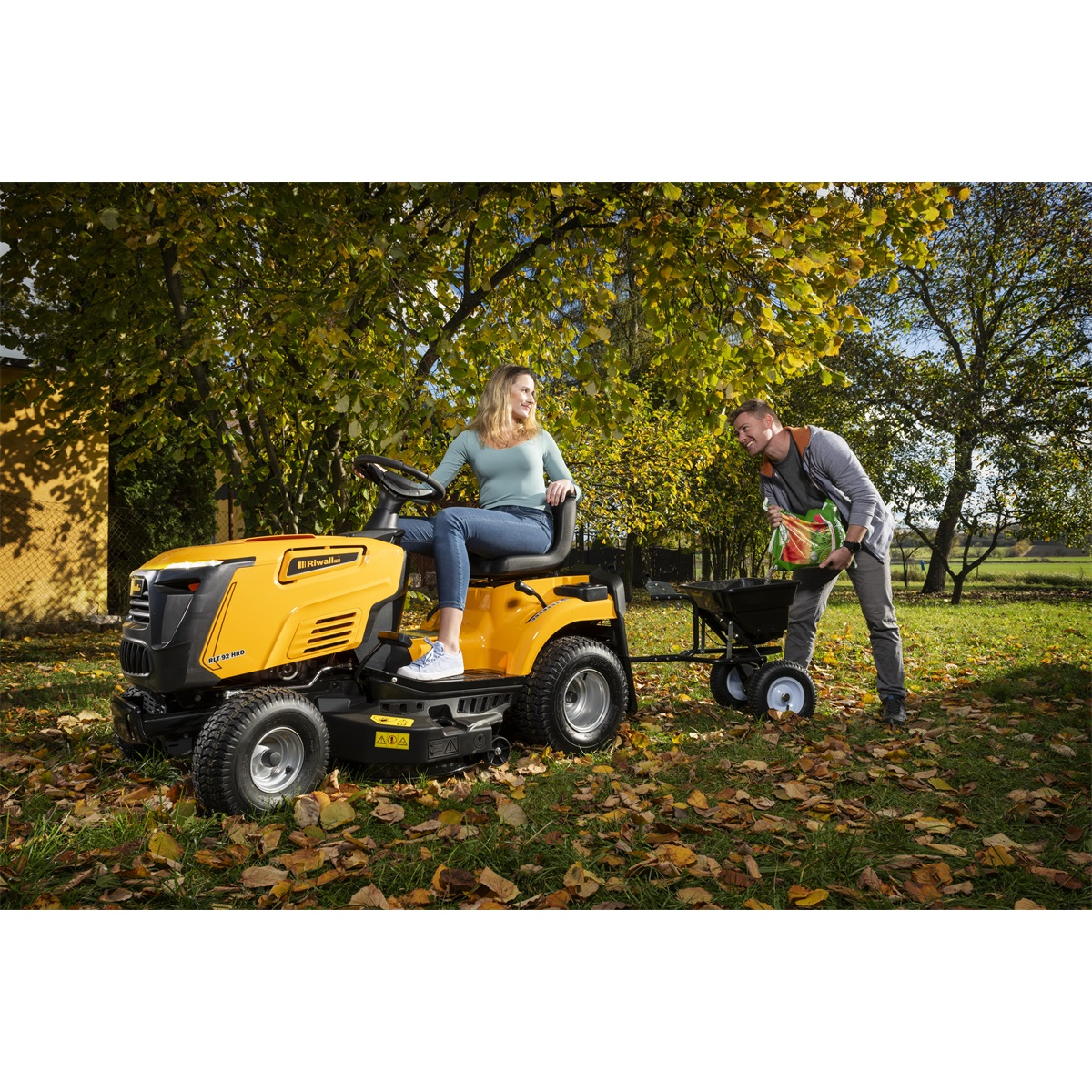 Riwall PRO RLT 92 HRD fűnyíró traktor 92 cm hátsó nyomóerővel és hidrosztatikus sebességváltóval Előnézet 
