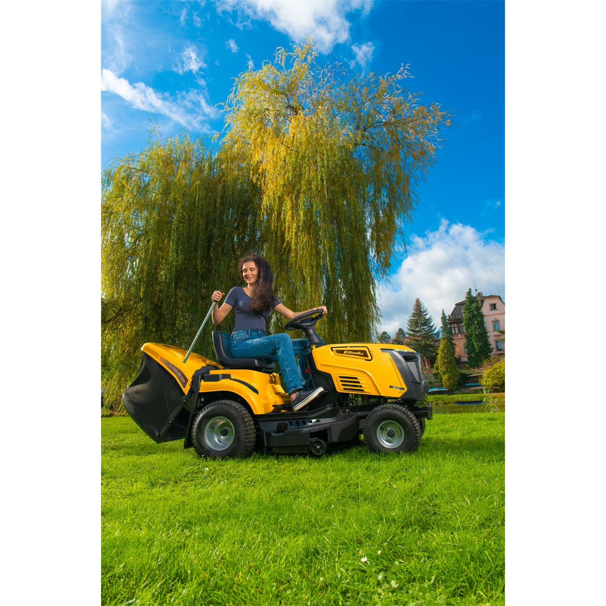 Riwall PRO RLT 92 HRD fűnyíró traktor 92 cm hátsó nyomóerővel és hidrosztatikus sebességváltóval Előnézet 
