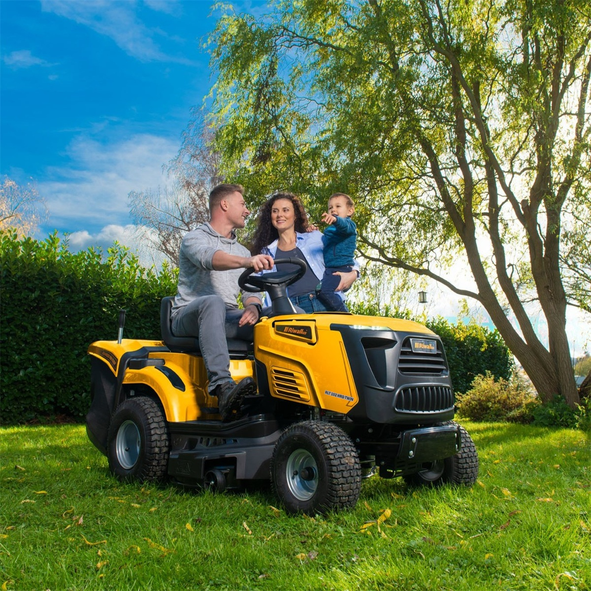 Riwall PRO RLT 102 HRD TWIN kéthengeres fűnyíró traktor, 102 cm, hátsó nyomóerővel és hidrosztatikus sebességváltóval Előnézet 