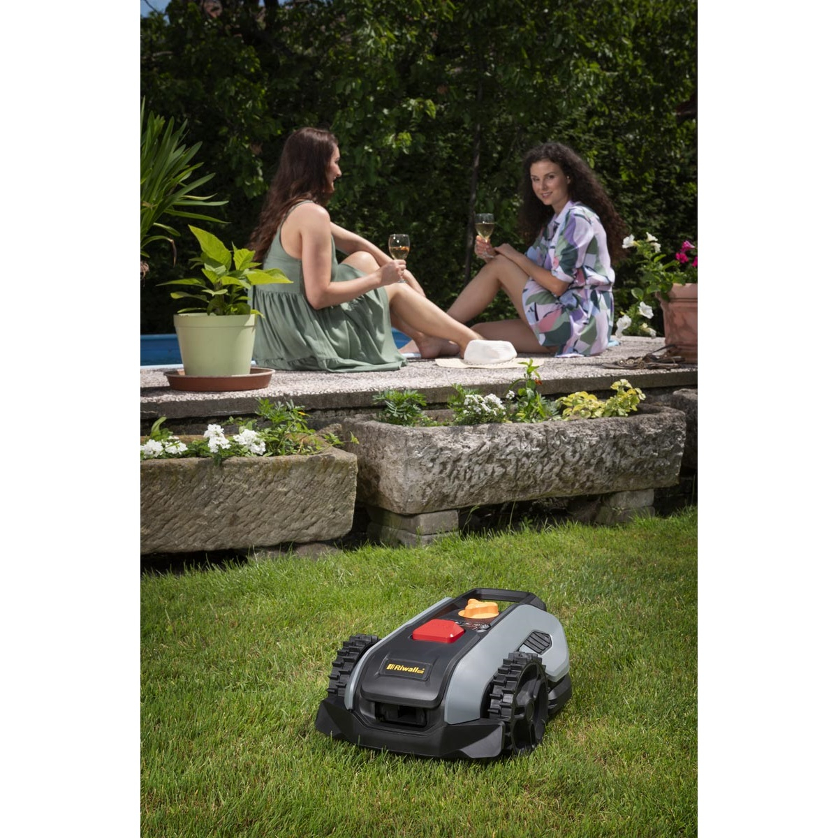 Riwall PRO RRM 500 APP akkumulátoros robotfűnyíró 500 m2, WiFi vagy Bluetooth-on keresztüli vezérléssel Előnézet 