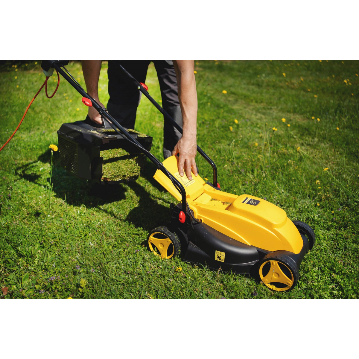 GEKO G83026 - Elektromos fűnyíró, 1200 W, 32 cm Előnézet 