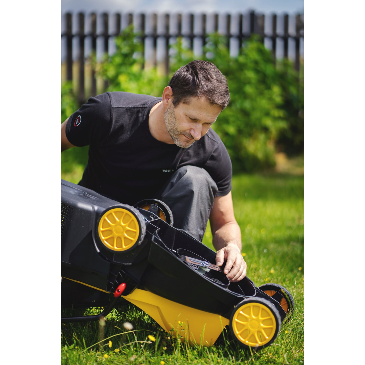 GEKO G83027 - Elektromos fűnyíró, 1200 W, 32 cm Előnézet 