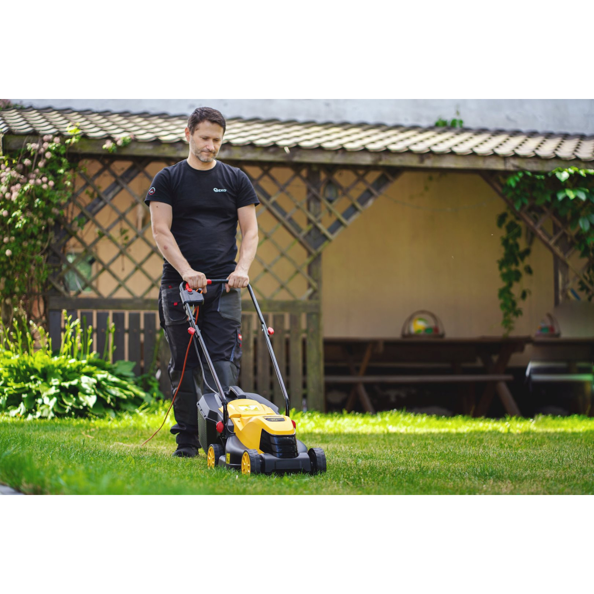 GEKO G83027 - Elektromos fűnyíró, 1200 W, 32 cm Előnézet 