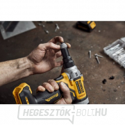 Akkumulátoros szegecselő 4,8 mm és 6,4 mm közötti szegecsekhez 18V 2x1,7Ah DeWALT DCF414E2GT DCF414E2GT náhled