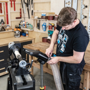 IGM műanyag szívócsatlakozó az állványon  náhled