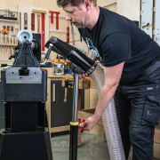 IGM műanyag szívócsatlakozó az állványon  náhled