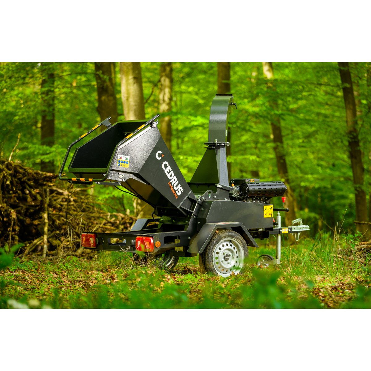 Hahn & Sohn Cedrus R13 - professzionális vontatott ágaprító 18 kW-os Loncin benzinmotorral Előnézet 