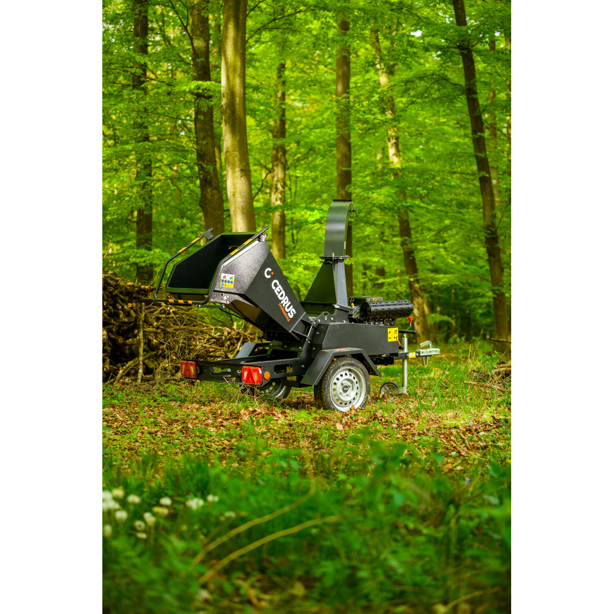 Hahn & Sohn Cedrus R13 - professzionális vontatott ágaprító 18 kW-os Loncin benzinmotorral Előnézet 