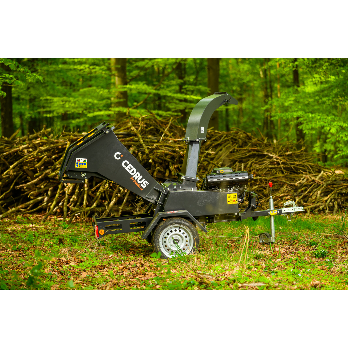 Hahn & Sohn Cedrus R13 - professzionális vontatott ágaprító 18 kW-os Loncin benzinmotorral Előnézet 