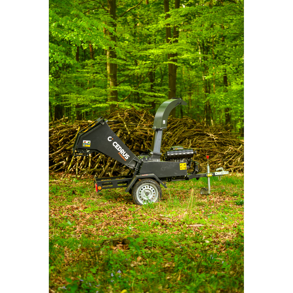 Hahn & Sohn Cedrus R13 - professzionális vontatott ágaprító 18 kW-os Loncin benzinmotorral Előnézet 