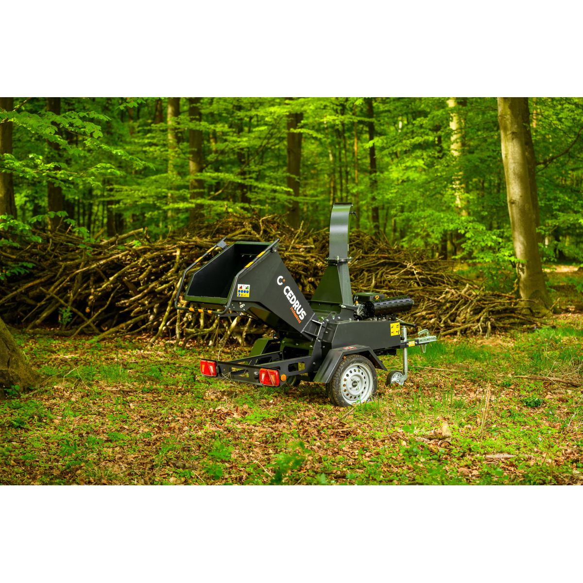 Hahn & Sohn Cedrus R13 - professzionális vontatott ágaprító 18 kW-os Loncin benzinmotorral Előnézet 