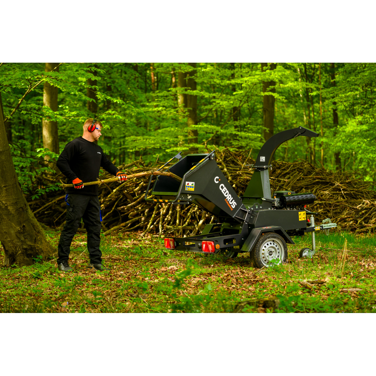 Hahn & Sohn Cedrus R13 - professzionális vontatott ágaprító 18 kW-os Loncin benzinmotorral Előnézet 