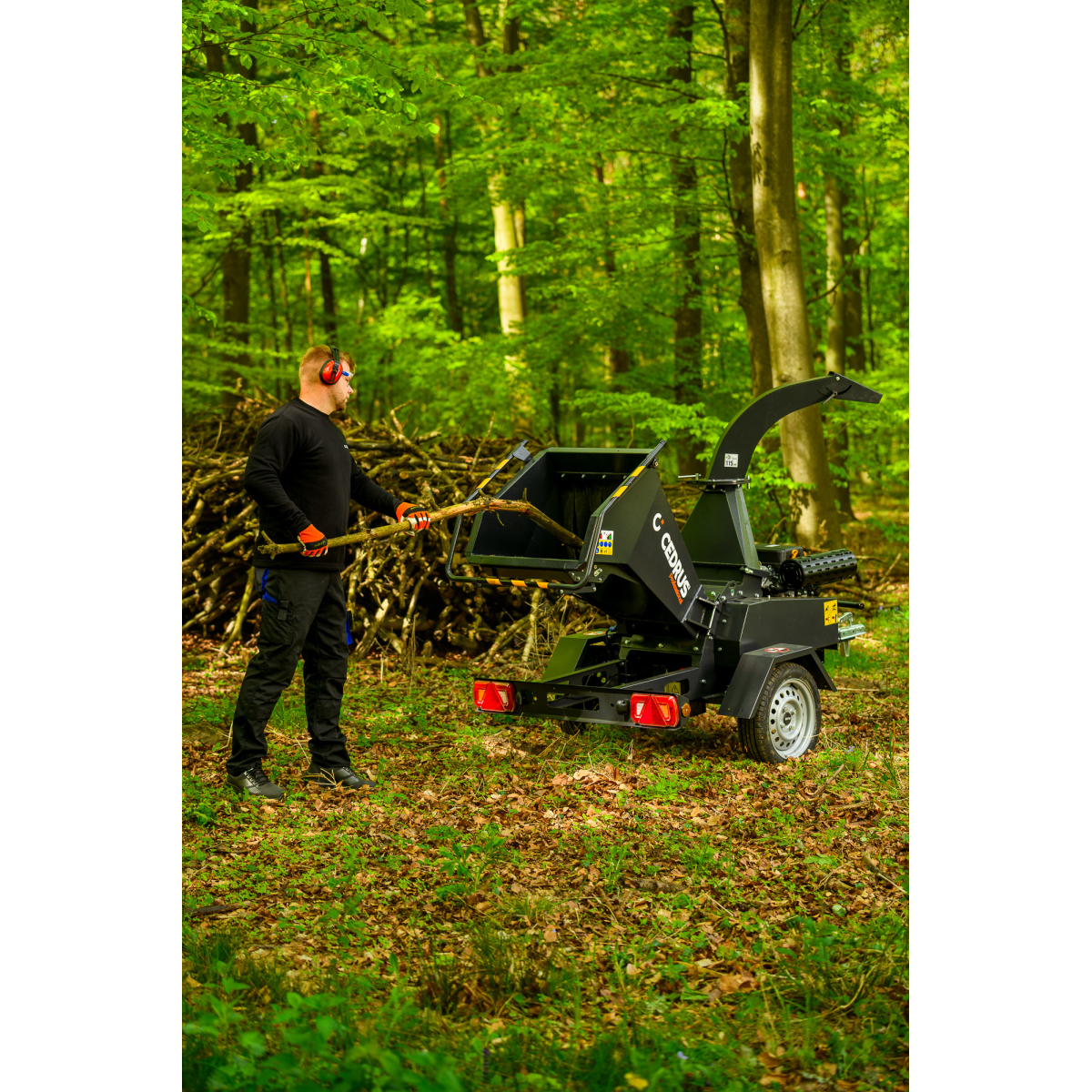 Hahn & Sohn Cedrus R13 - professzionális vontatott ágaprító 18 kW-os Loncin benzinmotorral Előnézet 