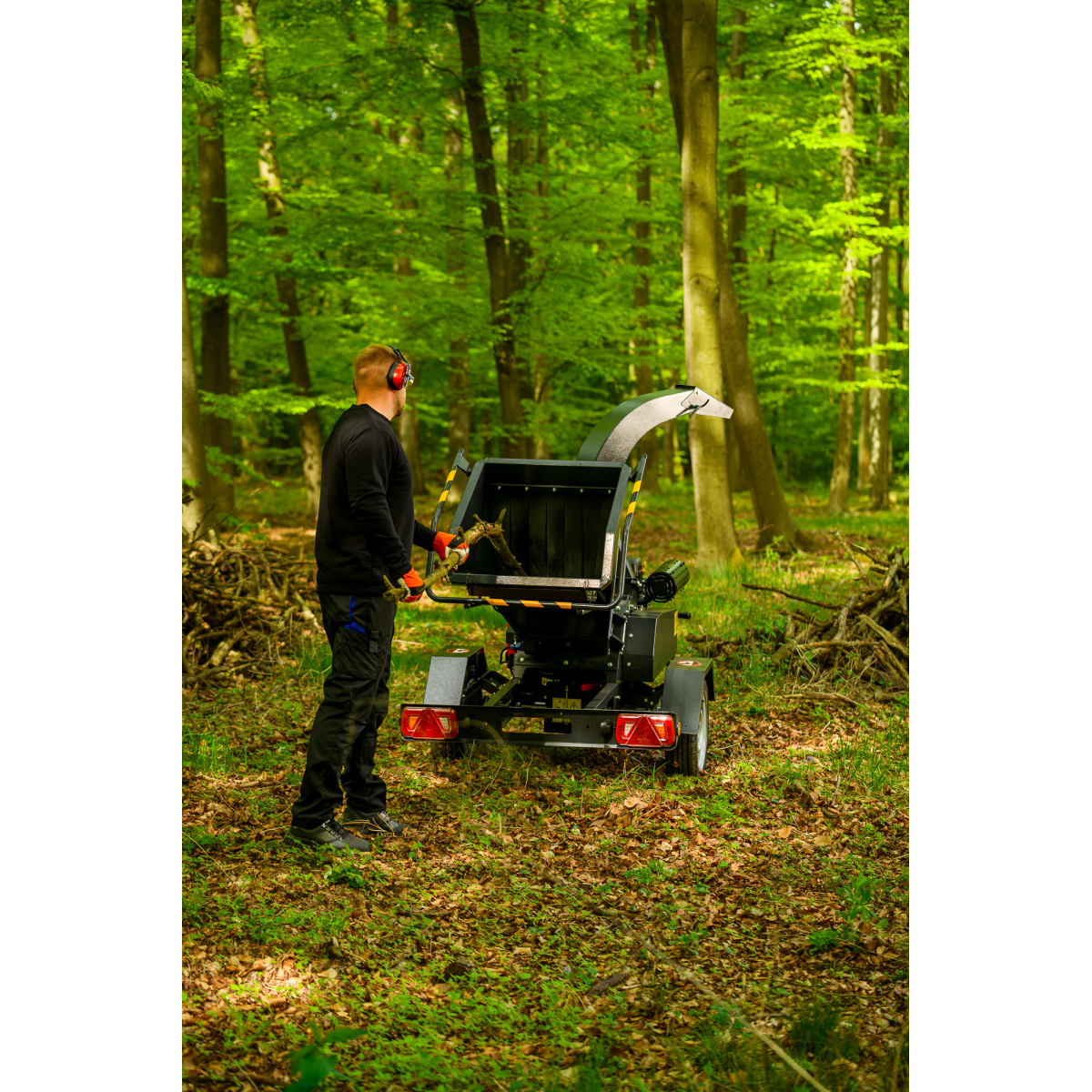 Hahn & Sohn Cedrus R13 - professzionális vontatott ágaprító 18 kW-os Loncin benzinmotorral Előnézet 