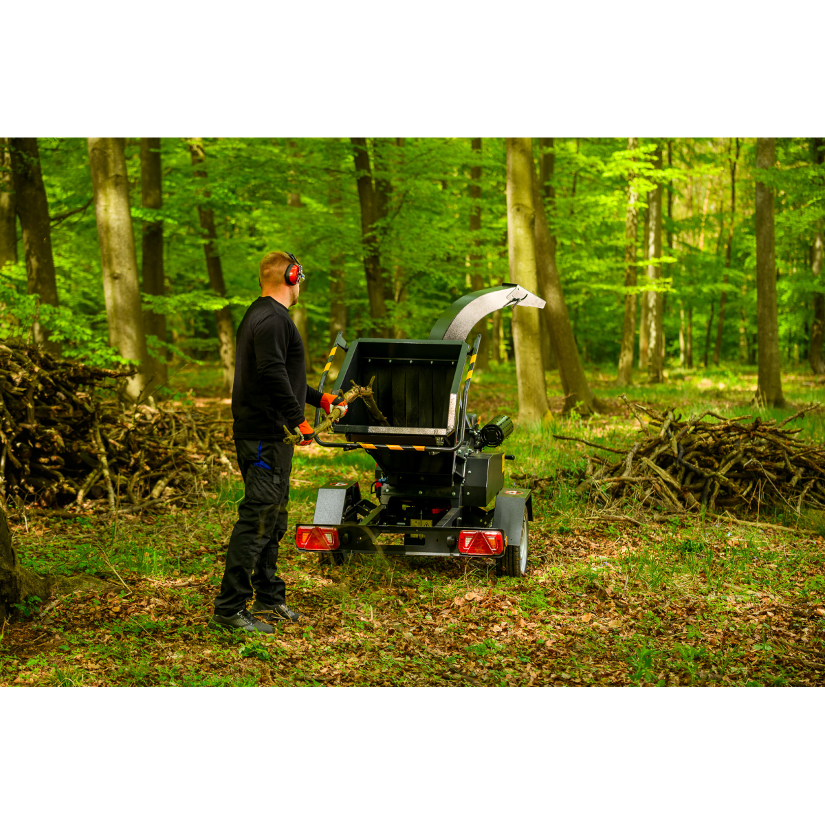 Hahn & Sohn Cedrus R13 - professzionális vontatott ágaprító 18 kW-os Loncin benzinmotorral Előnézet 