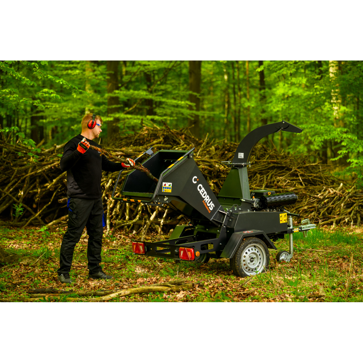 Hahn & Sohn Cedrus R13 - professzionális vontatott ágaprító 18 kW-os Loncin benzinmotorral Előnézet 