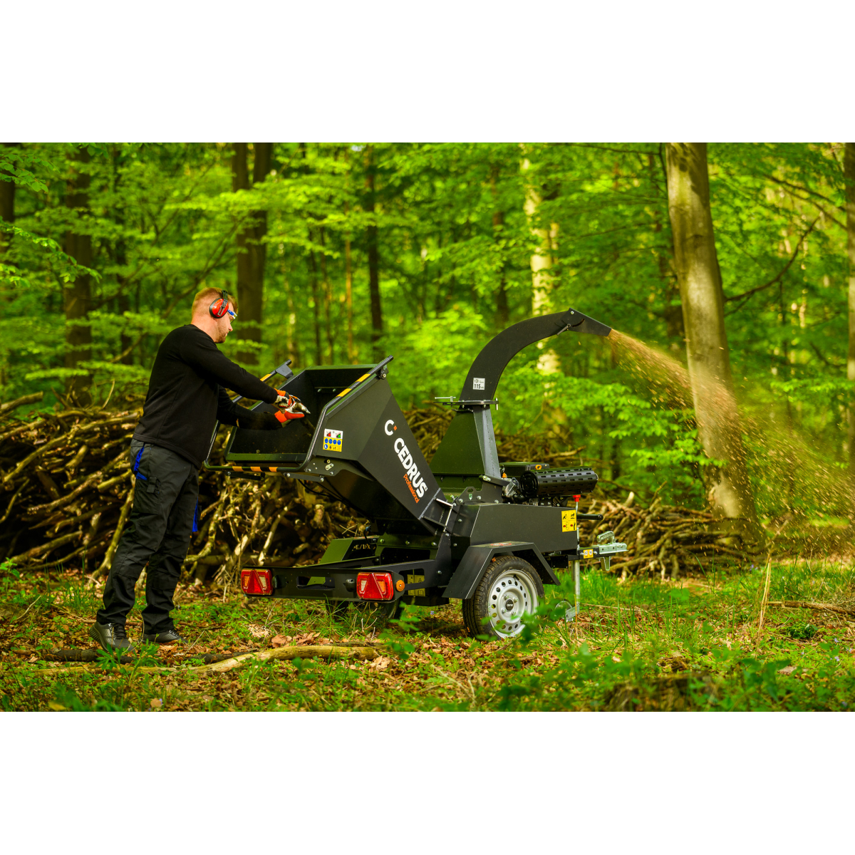 Hahn & Sohn Cedrus R13 - professzionális vontatott ágaprító 18 kW-os Loncin benzinmotorral Előnézet 