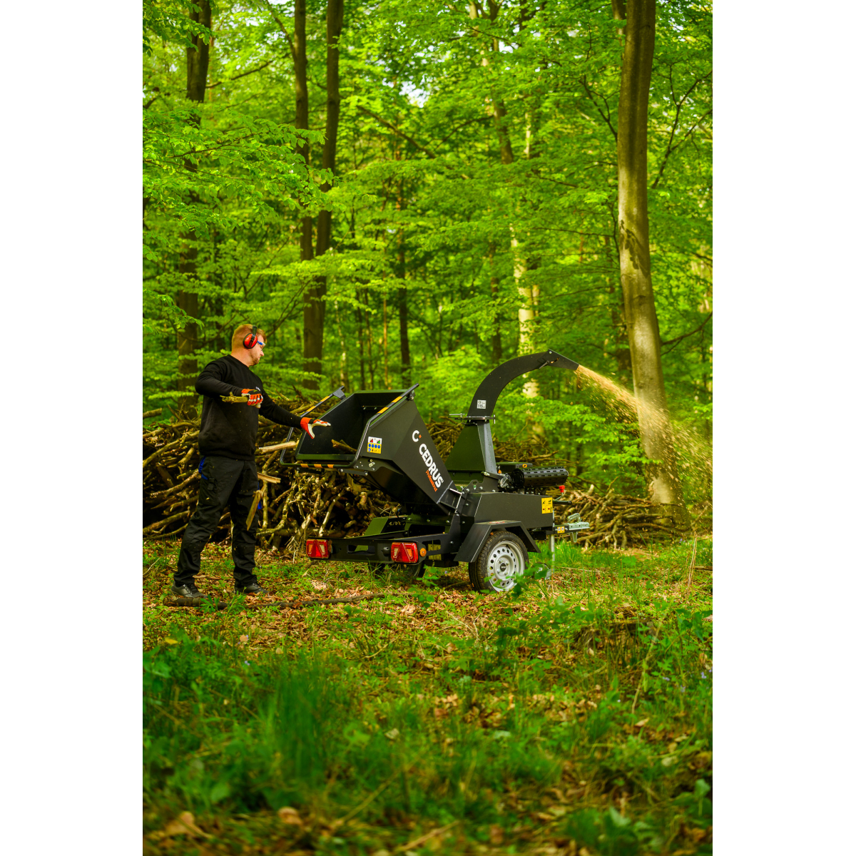 Hahn & Sohn Cedrus R13 - professzionális vontatott ágaprító 18 kW-os Loncin benzinmotorral Előnézet 