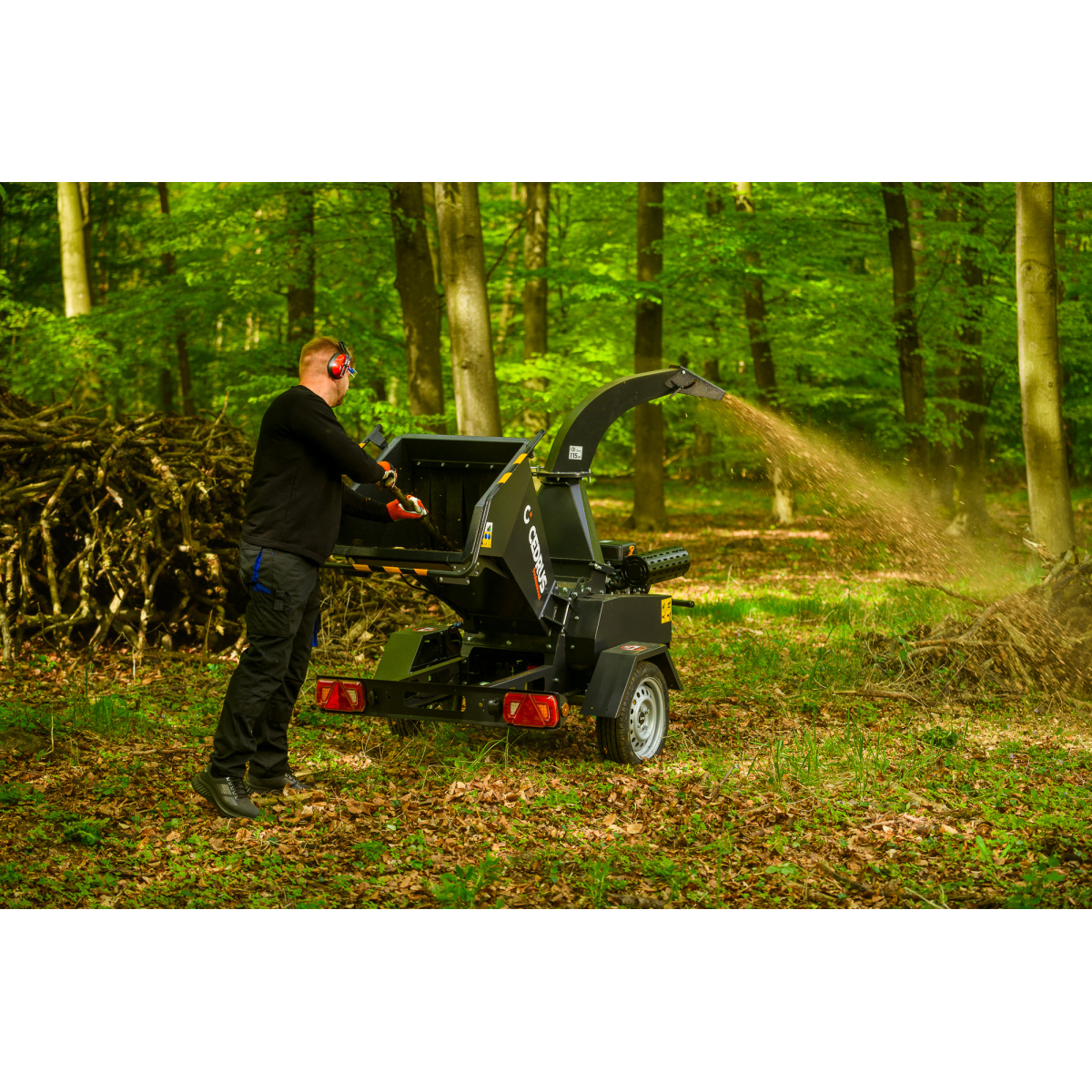 Hahn & Sohn Cedrus R13 - professzionális vontatott ágaprító 18 kW-os Loncin benzinmotorral Előnézet 