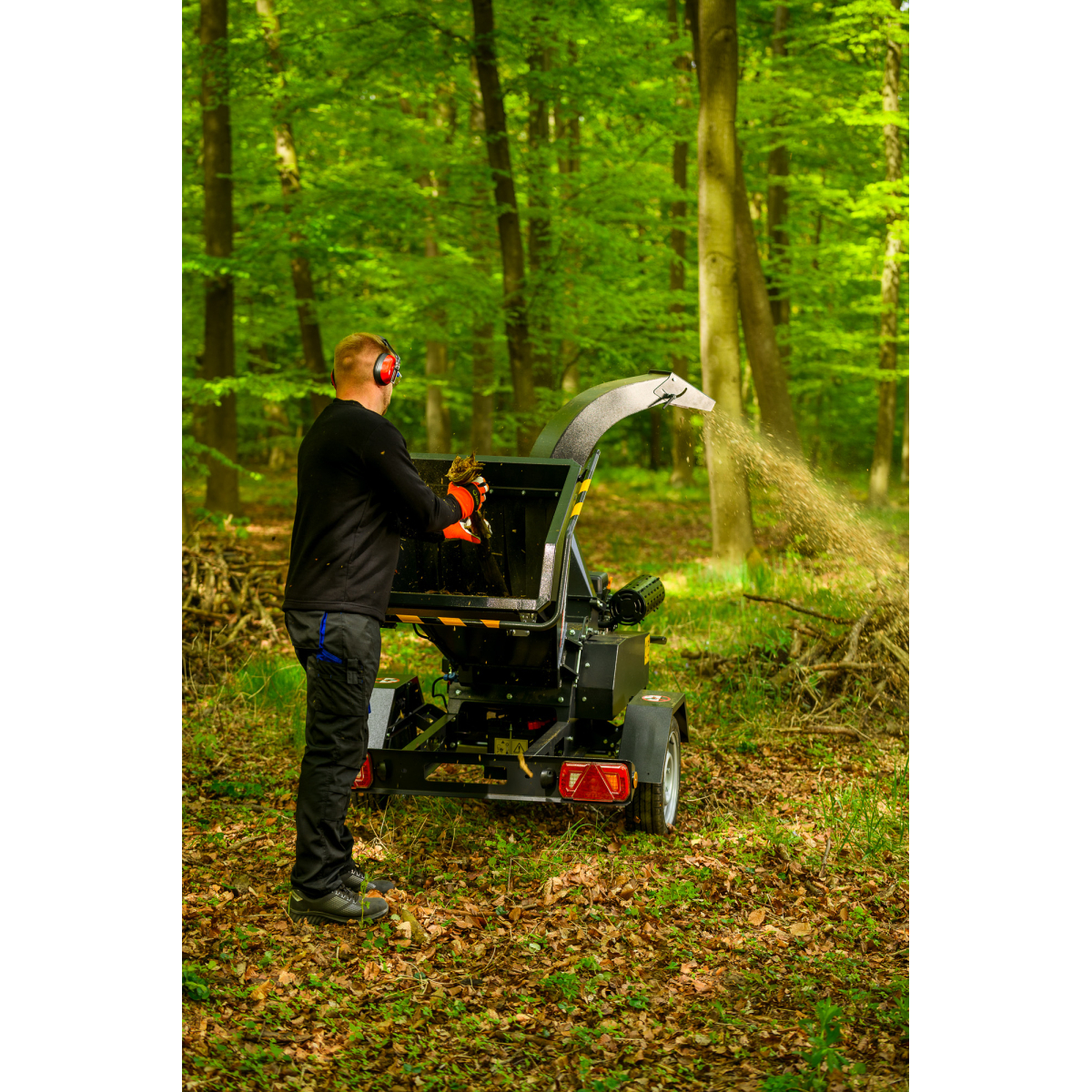 Hahn & Sohn Cedrus R13 - professzionális vontatott ágaprító 18 kW-os Loncin benzinmotorral Előnézet 