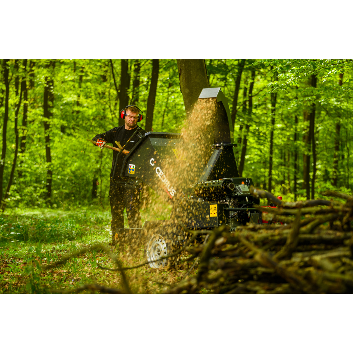 Hahn & Sohn Cedrus R13 - professzionális vontatott ágaprító 18 kW-os Loncin benzinmotorral Előnézet 