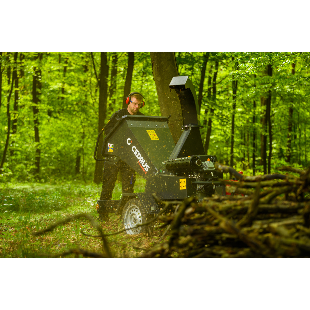 Hahn & Sohn Cedrus R13 - professzionális vontatott ágaprító 18 kW-os Loncin benzinmotorral Előnézet 