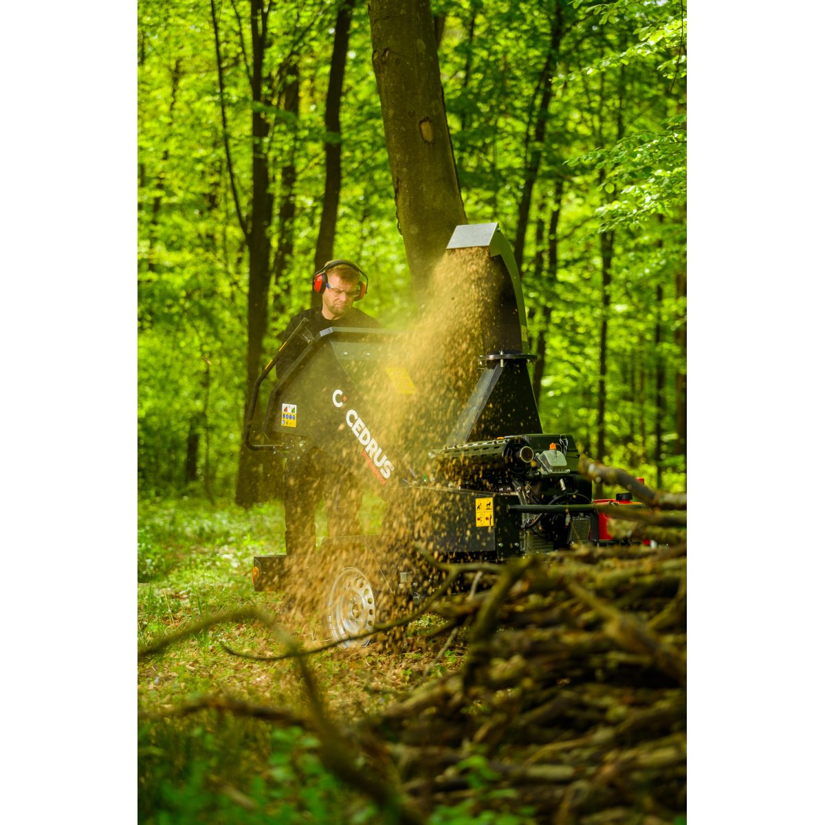 Hahn & Sohn Cedrus R13 - professzionális vontatott ágaprító 18 kW-os Loncin benzinmotorral Előnézet 