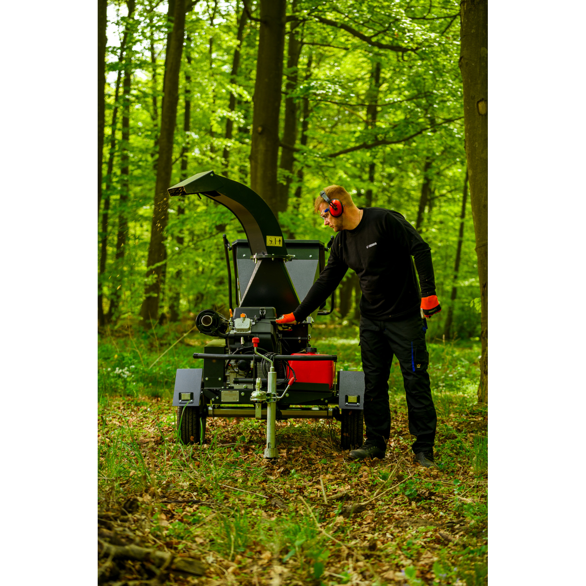 Hahn & Sohn Cedrus R13 - professzionális vontatott ágaprító 18 kW-os Loncin benzinmotorral Előnézet 