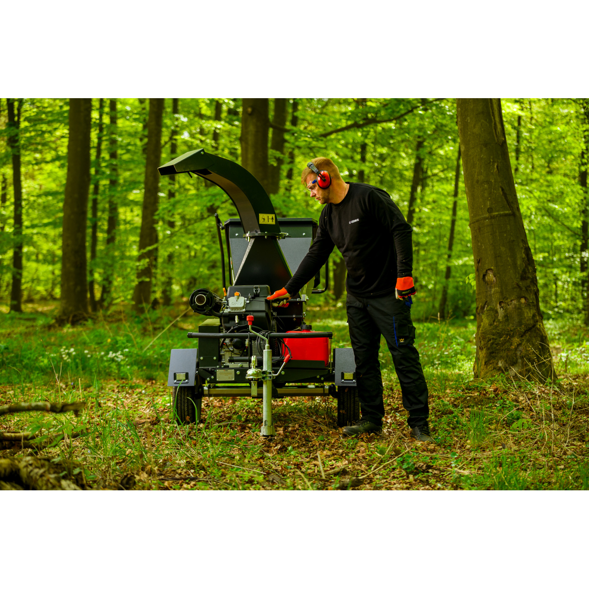 Hahn & Sohn Cedrus R13 - professzionális vontatott ágaprító 18 kW-os Loncin benzinmotorral Előnézet 