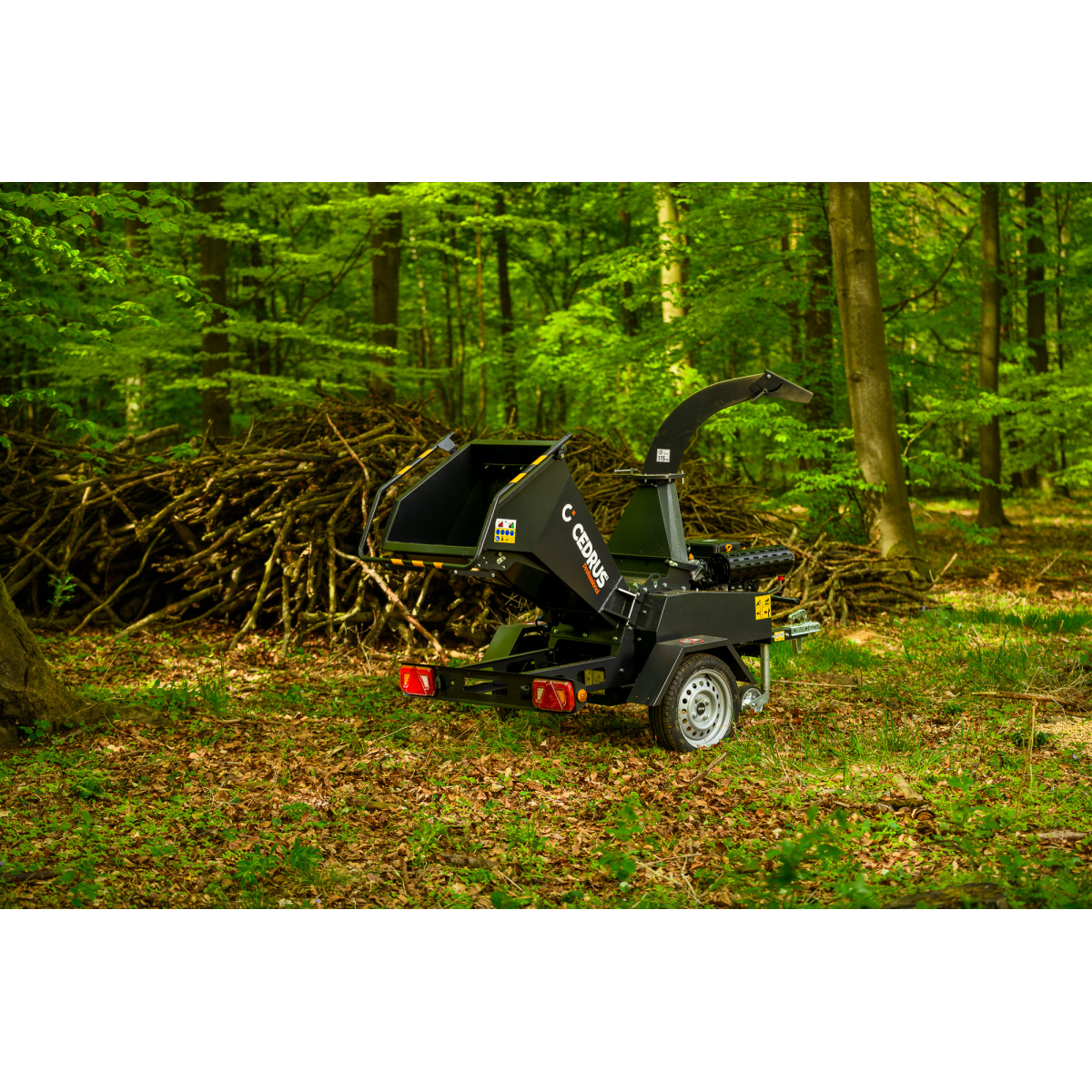 Hahn & Sohn Cedrus R13 - professzionális vontatott ágaprító 18 kW-os Loncin benzinmotorral Előnézet 