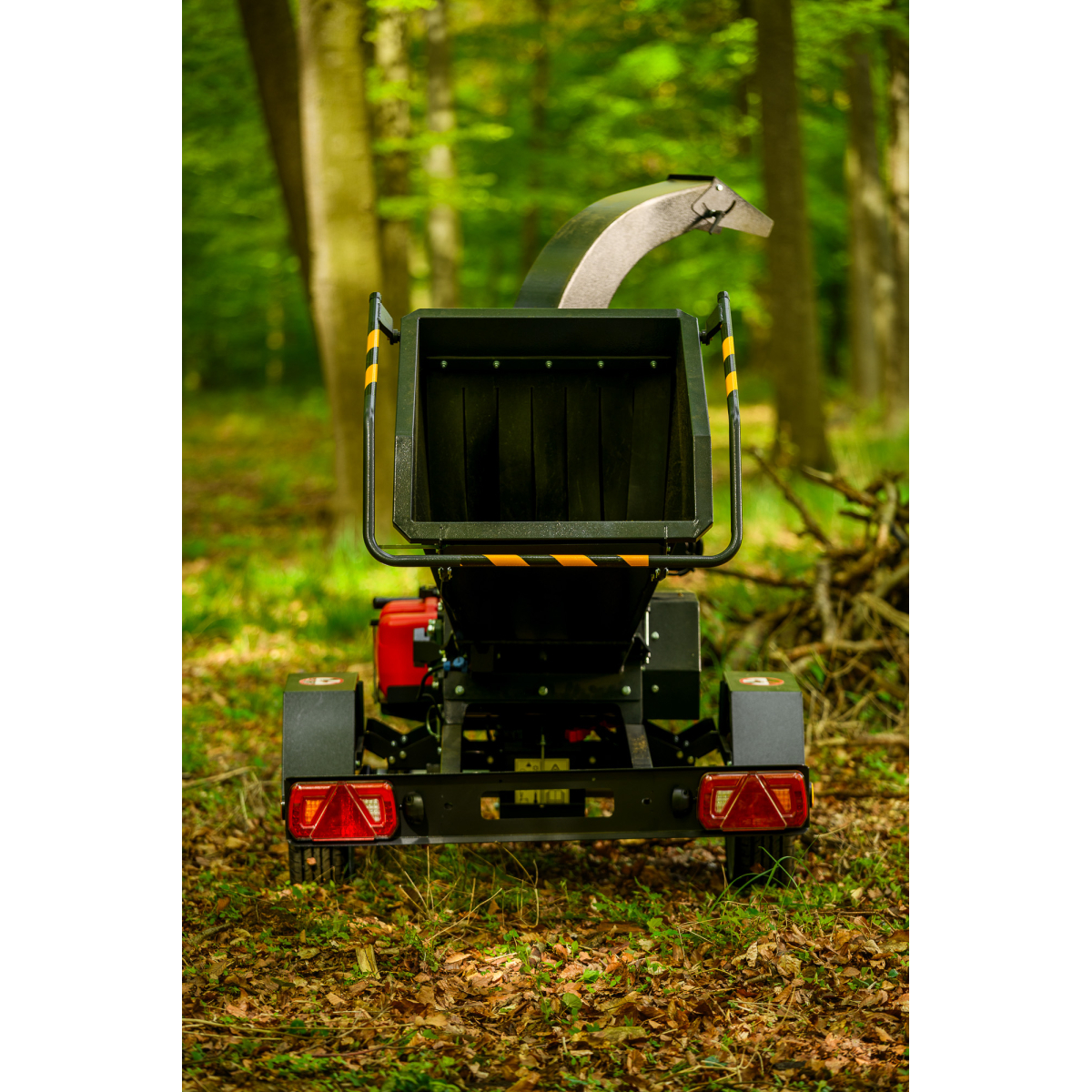 Hahn & Sohn Cedrus R13 - professzionális vontatott ágaprító 18 kW-os Loncin benzinmotorral Előnézet 