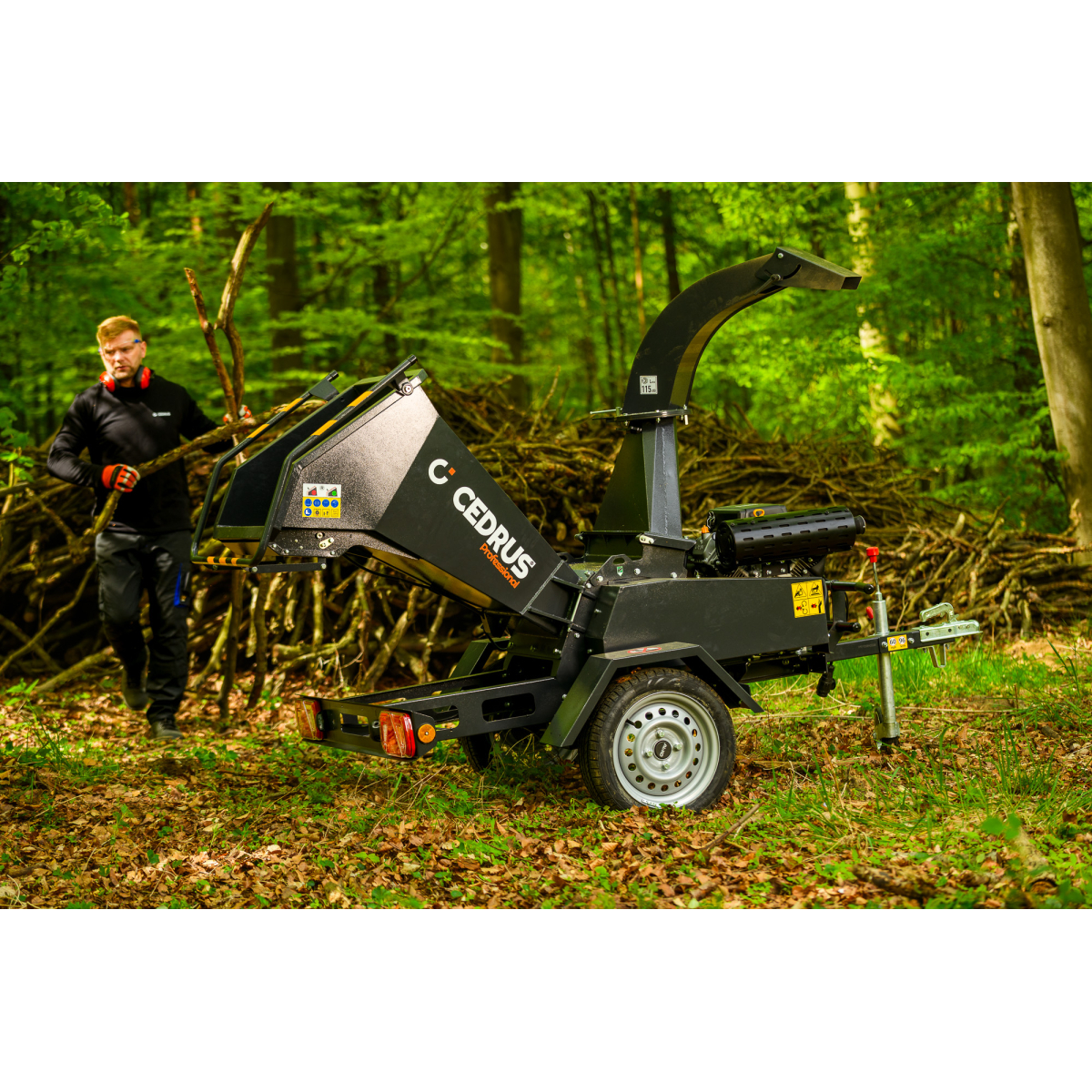 Hahn & Sohn Cedrus R13 - professzionális vontatott ágaprító 18 kW-os Loncin benzinmotorral Előnézet 