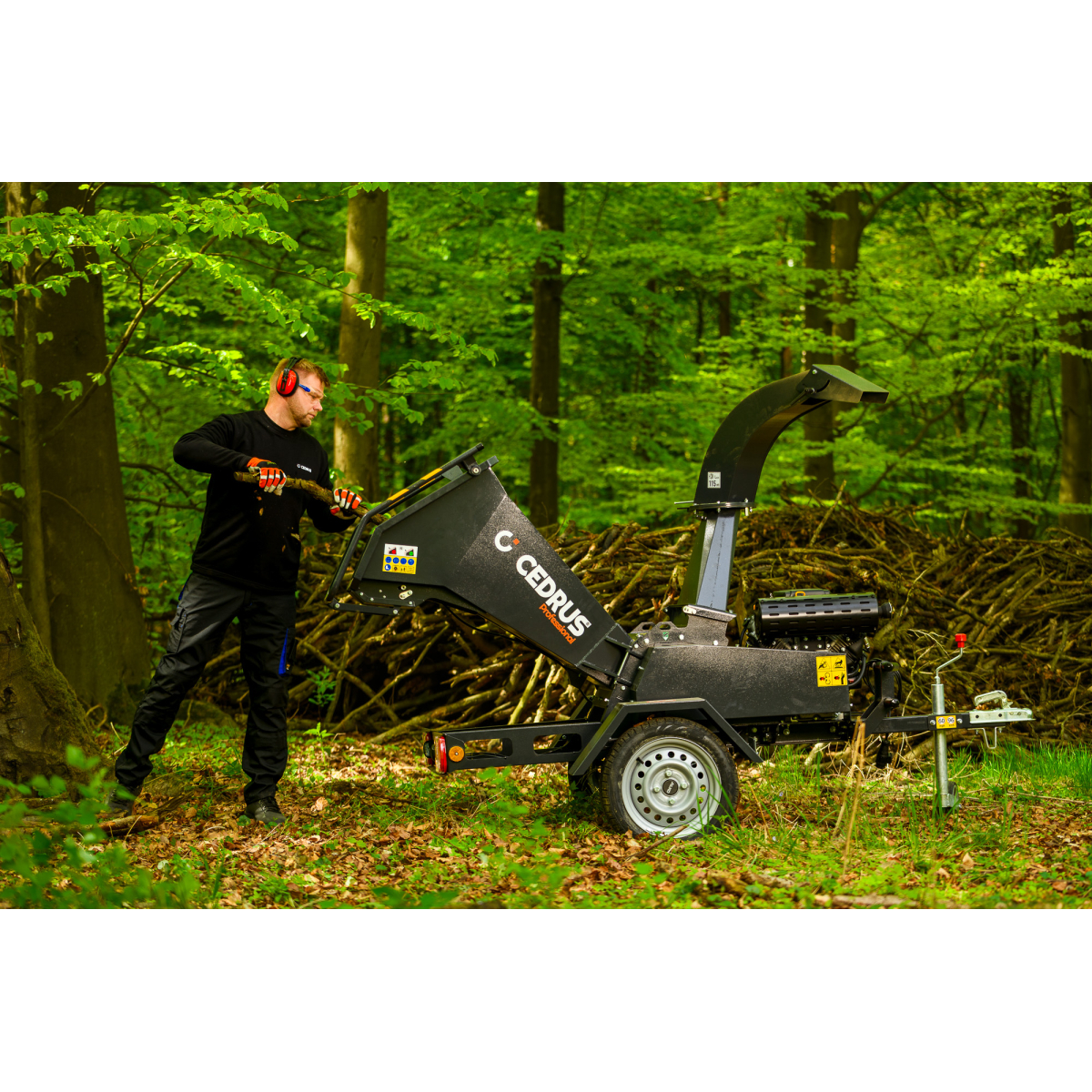 Hahn & Sohn Cedrus R13 - professzionális vontatott ágaprító 18 kW-os Loncin benzinmotorral Előnézet 