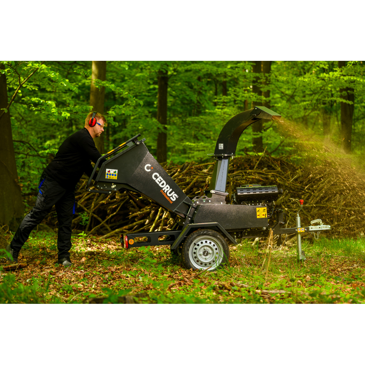 Hahn & Sohn Cedrus R13 - professzionális vontatott ágaprító 18 kW-os Loncin benzinmotorral Előnézet 