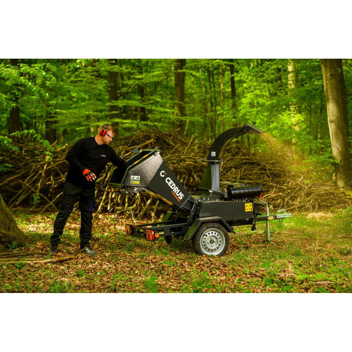 Hahn & Sohn Cedrus R13 - professzionális vontatott ágaprító 18 kW-os Loncin benzinmotorral Előnézet 