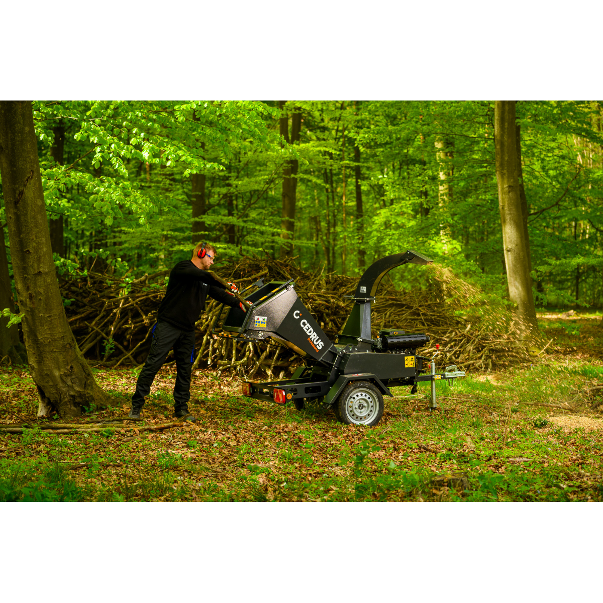 Hahn & Sohn Cedrus R13 - professzionális vontatott ágaprító 18 kW-os Loncin benzinmotorral Előnézet 