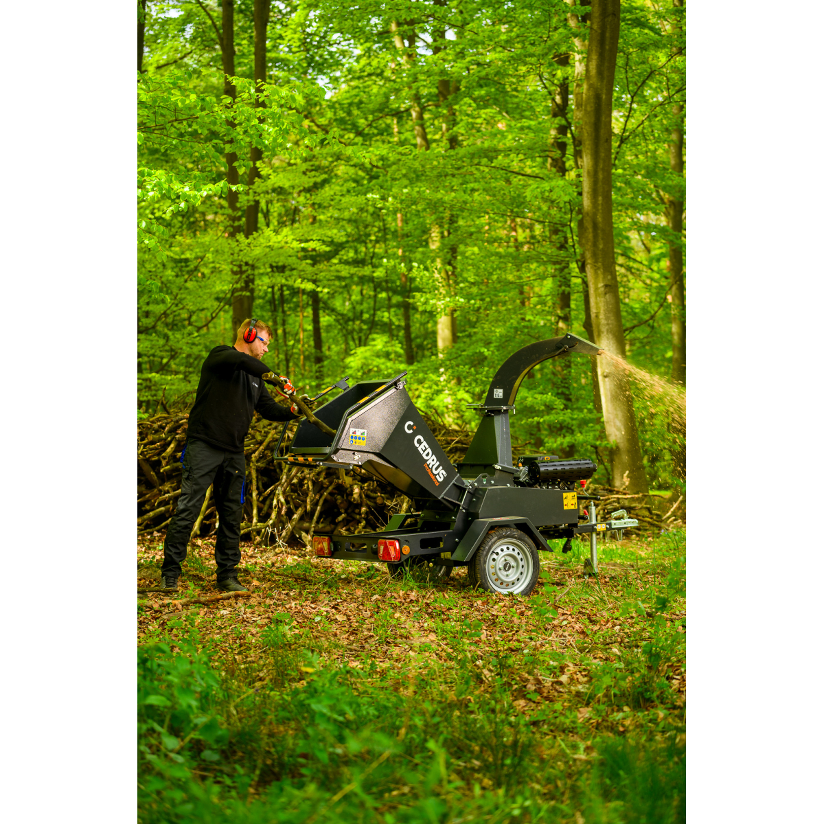 Hahn & Sohn Cedrus R13 - professzionális vontatott ágaprító 18 kW-os Loncin benzinmotorral Előnézet 