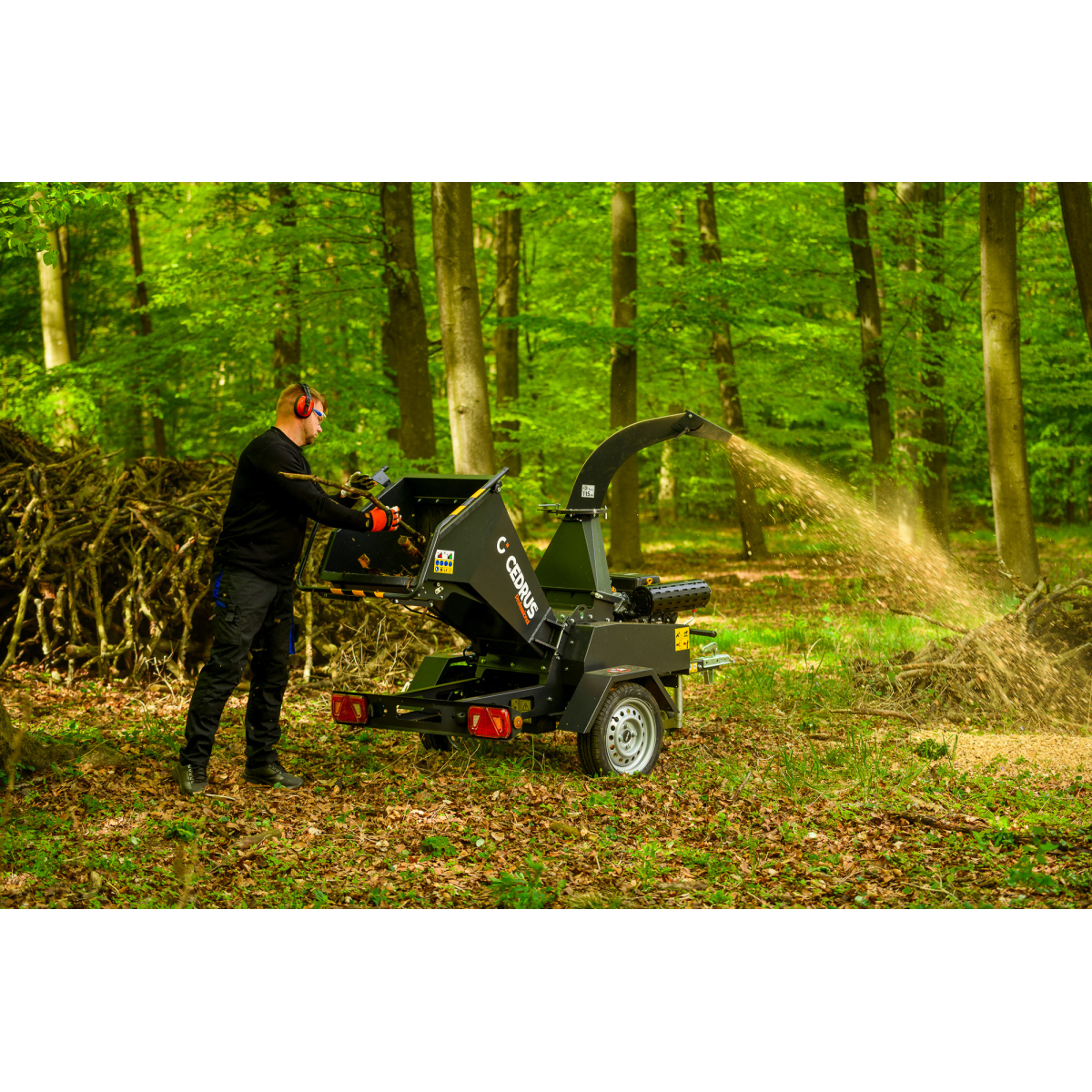 Hahn & Sohn Cedrus R13 - professzionális vontatott ágaprító 18 kW-os Loncin benzinmotorral Előnézet 