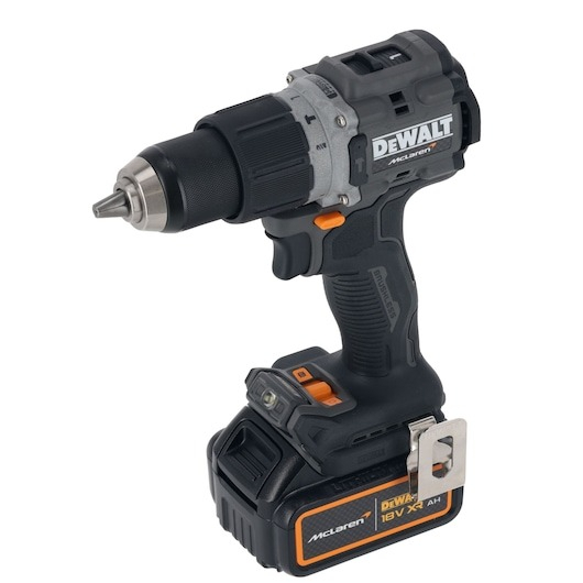 DEWALT x McLaren F1 Team 18 V-os XR szénkefe nélküli ütvefúró - 1 × 4 Ah akkumulátor + töltő