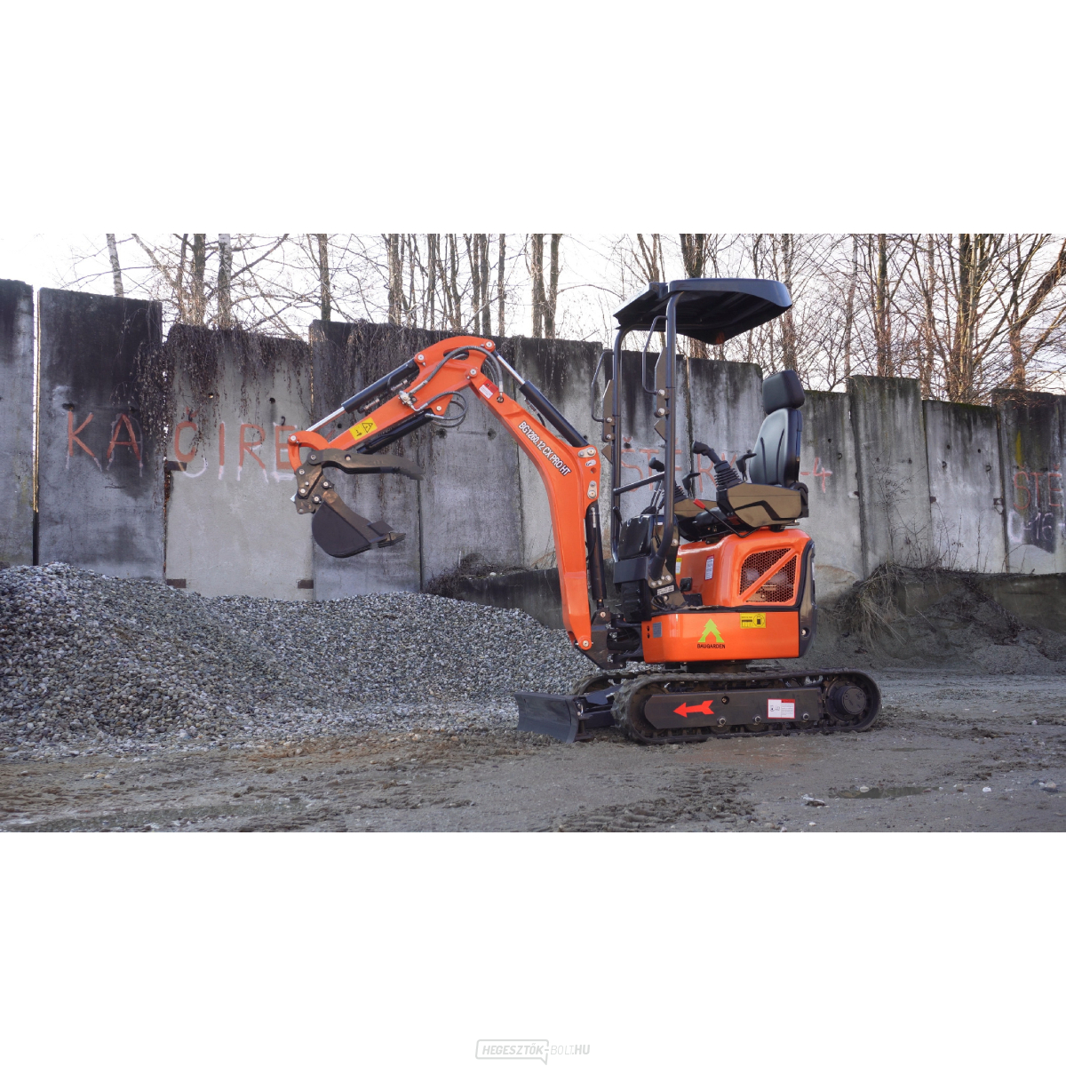 Baugarden BG1260.12 CX PRO HT Kubota minikotró, kanál 400 mm, HYDRO hüvelykujj tartó