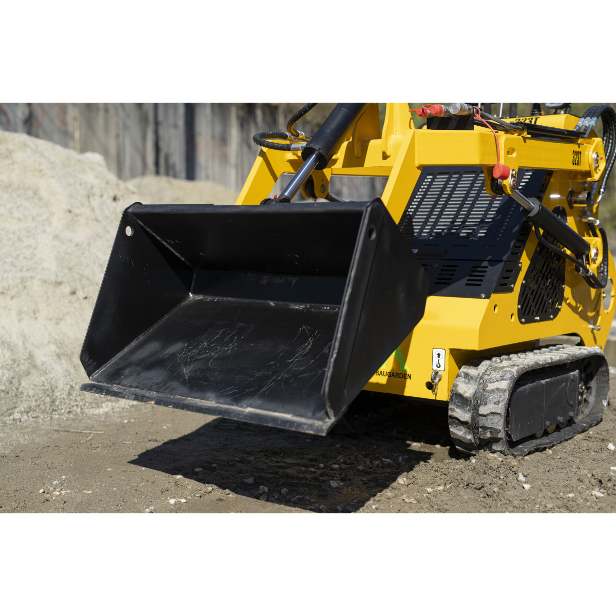 Mini lánctalpas rakodógép BAUGARDEN 323T Briggs&Stratton kanál 850mm Előnézet 