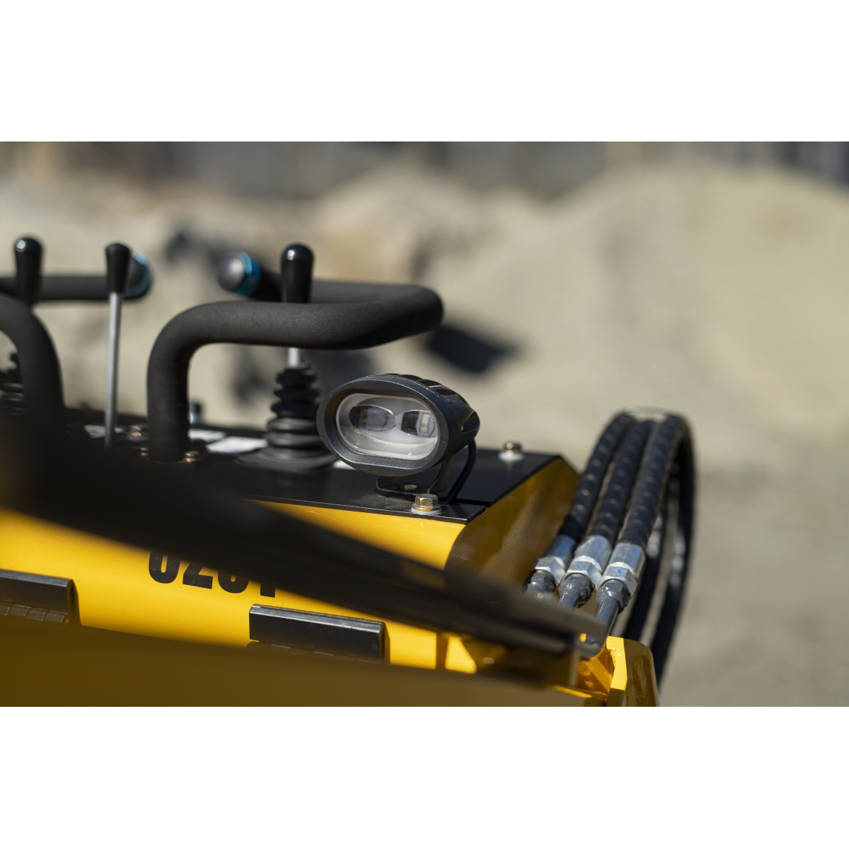 Mini lánctalpas rakodógép BAUGARDEN 323T Briggs&Stratton kanál 850mm Előnézet 