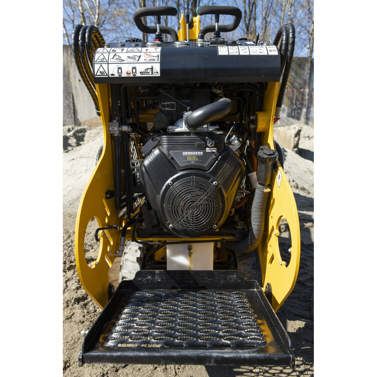 Mini lánctalpas rakodógép BAUGARDEN 323T Briggs&Stratton kanál 850mm Előnézet 